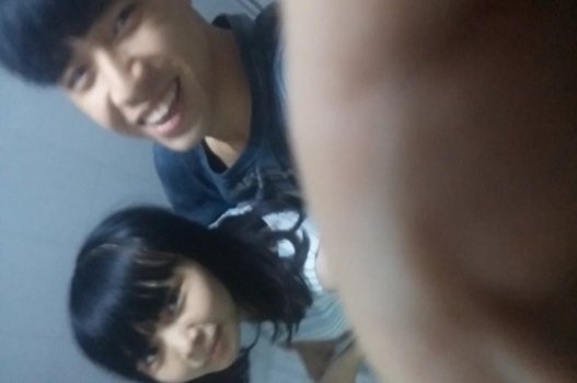 Cô gái áo đỏ quyến rũ gây sốt với phong cách táo bạo