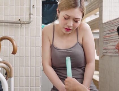 Khi chồng vắng nhà, vợ bị cha chồng khám phá bí mật