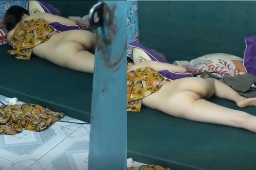 Xâm nhập vào thư viện riêng để xoạc em gái không mặc quần